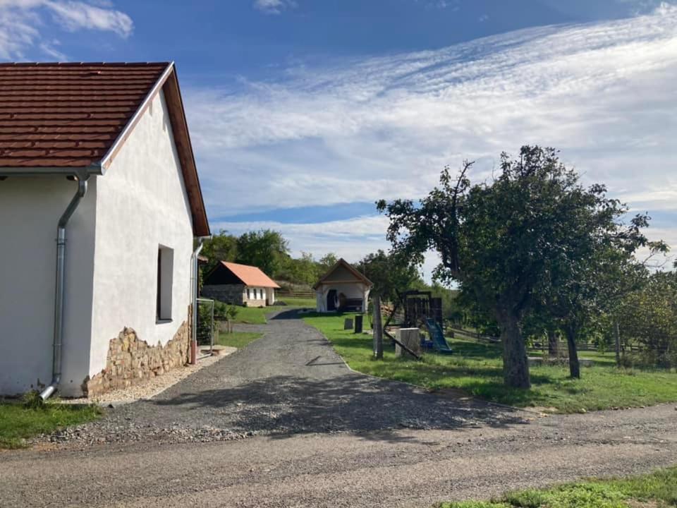 Kishosszuret Vendeghaz Hotel Pecsvarad Bagian luar foto